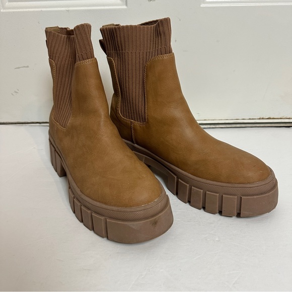 DV Dolce Vita tan pull on lug sole boots size 8 - Picture 1 of 5